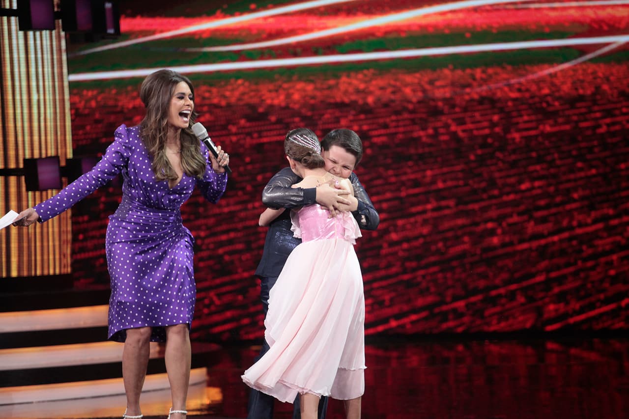 Valeria y Ramón se abrazaron al saber que su trabajo había sido recompensado con una calificación perfecta.