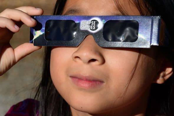 Leianna Stout, de 8 años, mirá al cielo desde el Observatorio del Monte Wilson en el noreste de las montañas de San Gabriel en LA.