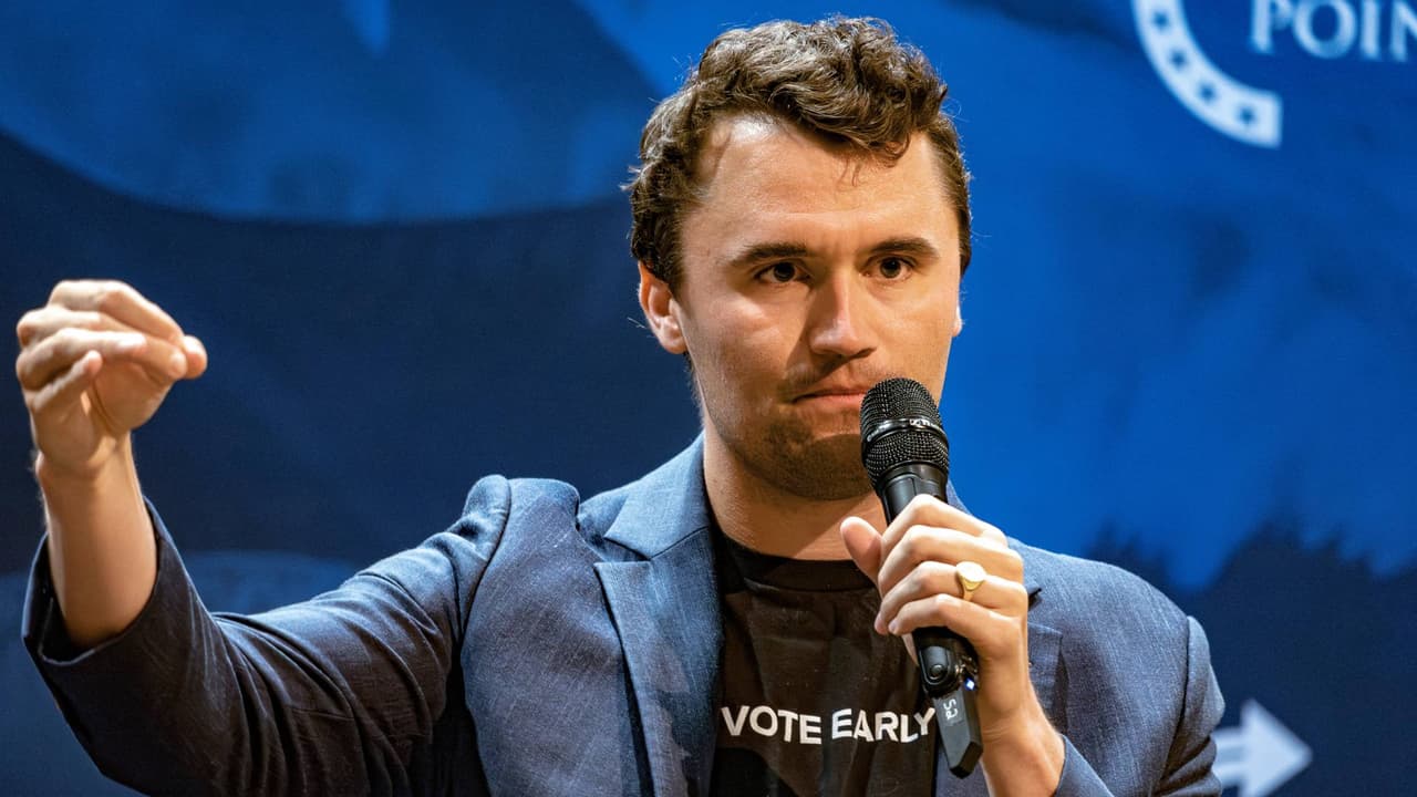 Cómo fue el atentado en el que Charlie Kirk recibió un tiro mortal en el cuello durante un evento en Utah