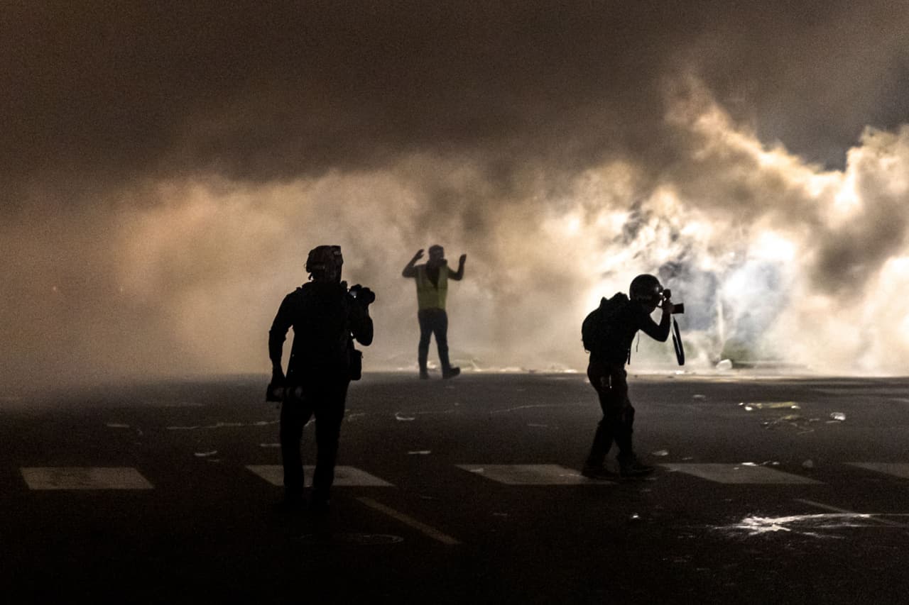 Los agentes lanzaron gases lacrimógenos contra los manifestantes que protestaron en el suburbio de Minneapolis. La muerte de George Floyd, en mayo del año pasado, provocó infinidad de manifestaciones en Estados Unidos contra el 
<a href="https://www.univision.com/temas/racismo">racismo</a> y la 
<a href="https://www.univision.com/temas/abuso-policiaco">brutalidad policial</a>.