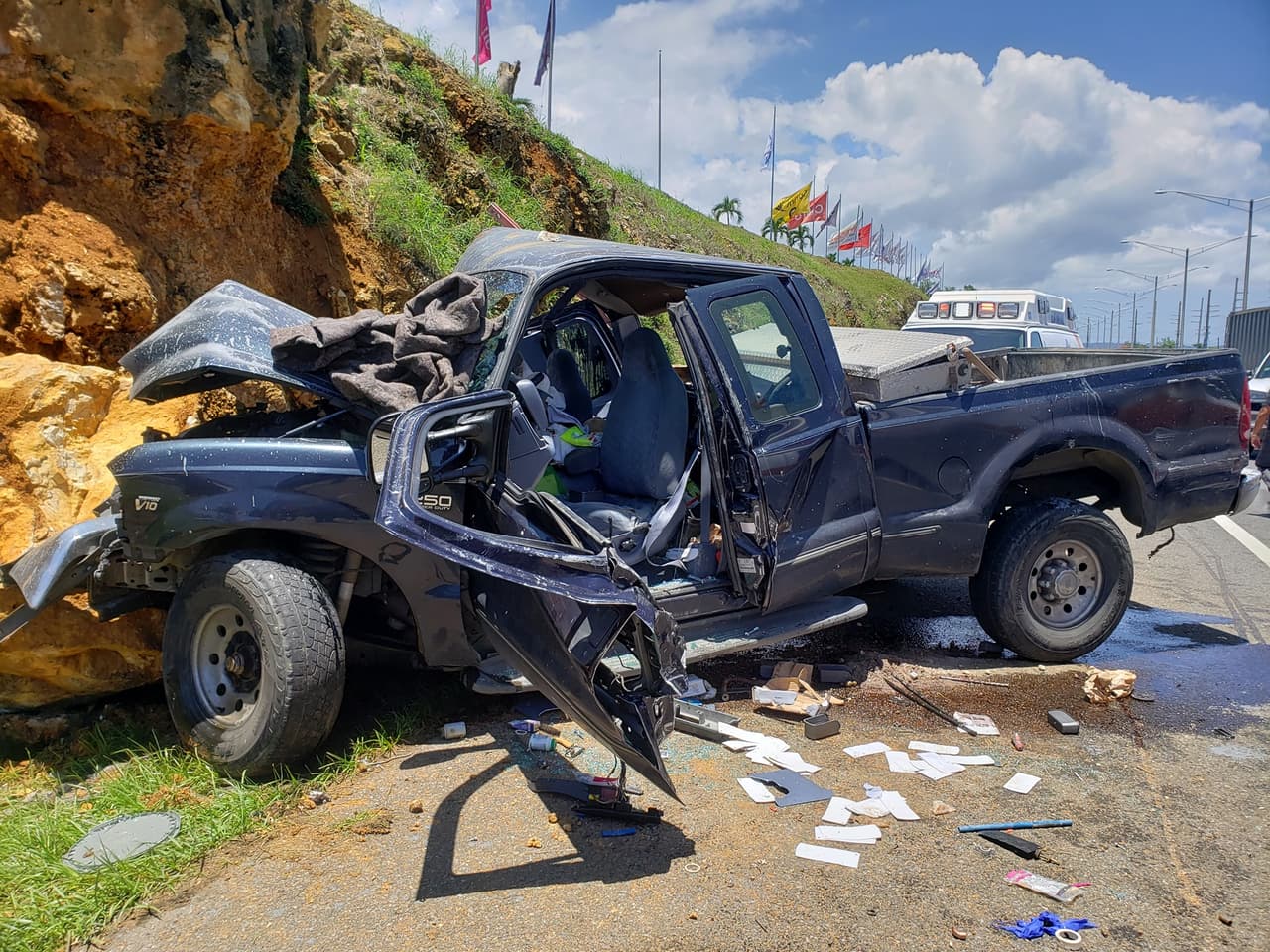 Agentes del Negociado de Patrullas de Carreteras de Aguadilla investiga un accidente de carácter grave con objeto fijo ocurrido cerca del mediodía del martes en la carretera PR-2 frente al Aguadilla Mall.