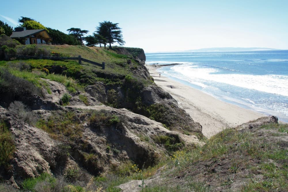 Pismo Beach en el condado de San Luis Obispo también tienen una extraordinaria clasificación. Sus aguas estan limpias y el paisaje de su costa es muy hermoso.