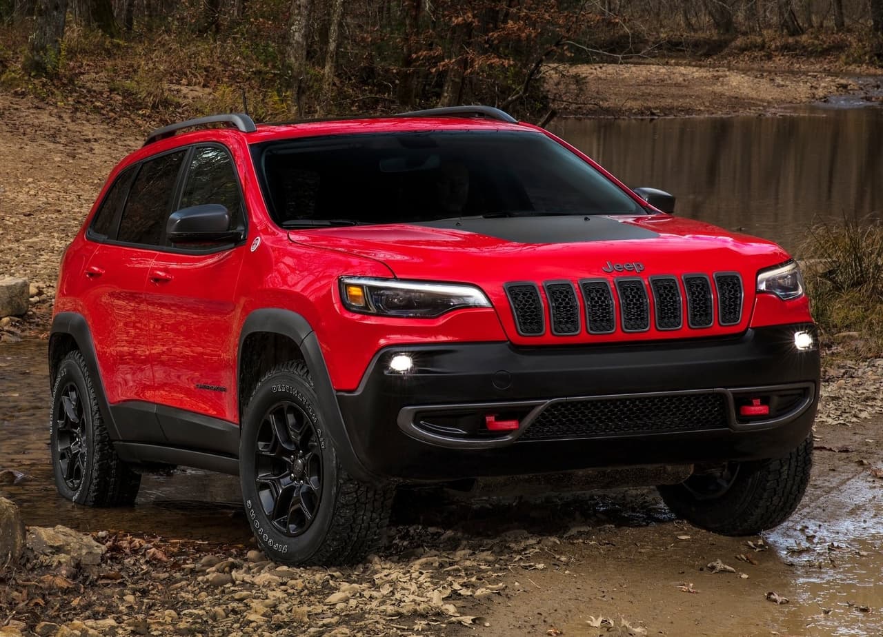<h3 class="cms-H3-H3"><b>23. Jeep Cherokee</b></h3>
<br>
<br>135,855 unidades vendidas durante 2020.
<br>
<br>Comparado al 2019, las ventas de la Jeep Cherokee cayeron un 29%.