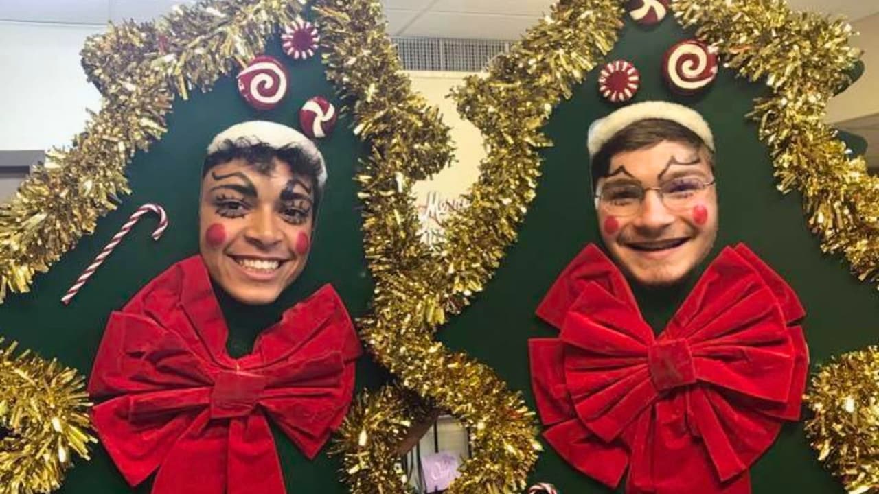 <h3 class="cms-H3-H3">Actividades destacadas del Desfile Anual de Luces Navideñas en Arlington </h3>
<br>2 a 5 p.m. - Fotos con Santa en la biblioteca y el jardín norte de First Baptist 🦌🎅 
<br>4 p.m. - “Miss Persis Elf Show” y el mercado navideño “Pretty Little Things” ✨🎁 
<br>5 p.m. - Presentación de la orquesta Patrick Pombuena en Levitt Pavilion. 🎶 
<br>6 p.m. - Comienza el Desfile de Luces Navideñas 🌟 
<br>7 p.m. - Ceremonia de encendido del árbol navideño 🎄 
<br>
<b>Después del encendido hasta las 9 p.m. - Más oportunidades para visitar a Santa ☃️</b>