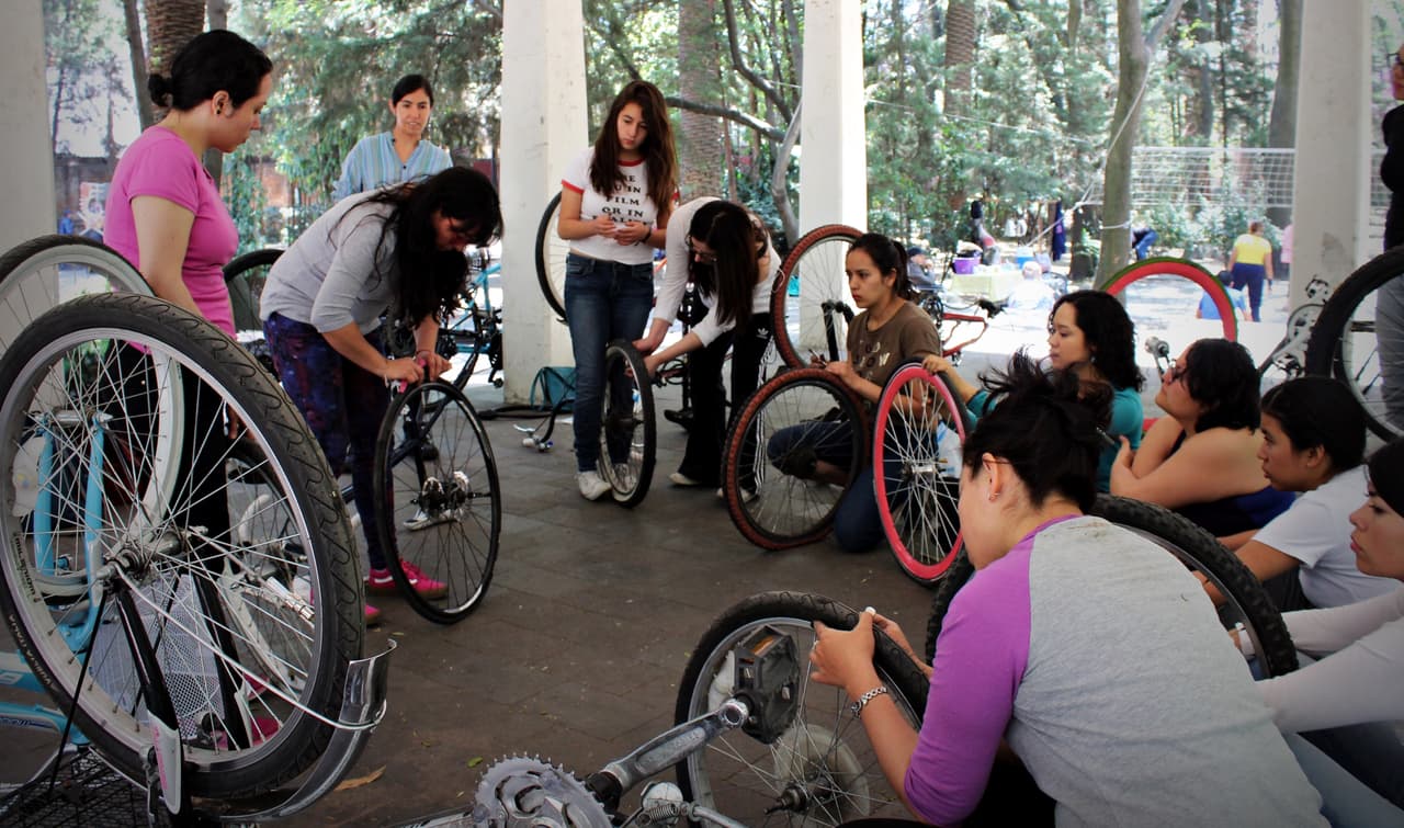 Organizaciones como La Rueda Violeta ofrecen talleres de mecánica.