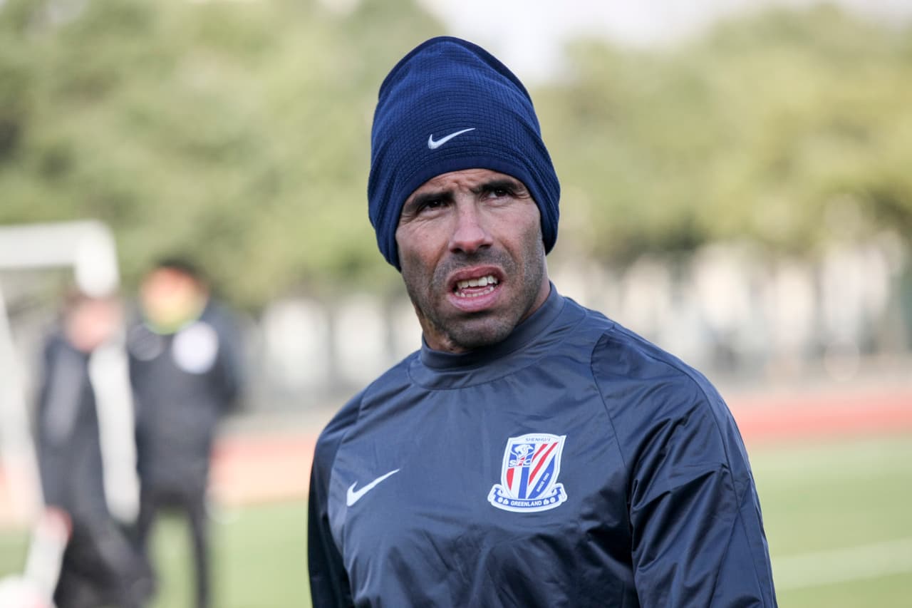 Carlos Tévez opina fuerte sobre los futbolistas chinos: "Son como brutos"