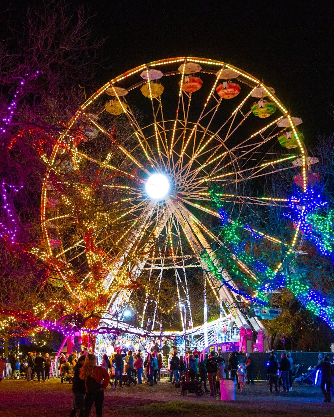 Existen varios tipos de pases. La admisión general puede costar hasta 8 dólares y los niños menores de 11 años entran gratis con un adulto que cobre ticket. También está el Platinum Passes, que puede ir de los 95 a los 435 dólares, dependiendo el tamaño del grupo, e incluye valet parking, una bebida, un ticket para la rueda de la fortuna, entre otras amenidades. Si quieres saber más de los distintos tipos de pases 
<a href="https://austintrailoflights.org/ticket-types" target="_blank">da click aquí</a>. El pase para estacionamiento cuesta $25 dólares.