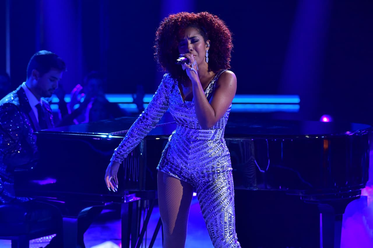 <a href="https://www.univision.com/shows/reina-de-la-cancion/cantando-acompanada-de-un-piano-melaner-quiroz-ofrece-una-version-balada-del-tema-el-perdon-video" target="_blank">Con una versión balada del tema 'El perdón' de Nicky Jam y Enrique Iglesias</a>, la participante dominicana tuvo el difícil reto de cantar con solo un piano de acompañamiento. Tras la primera mitad del performance, Melaner debía montarse en la cola del piano y continuar ahí su número.