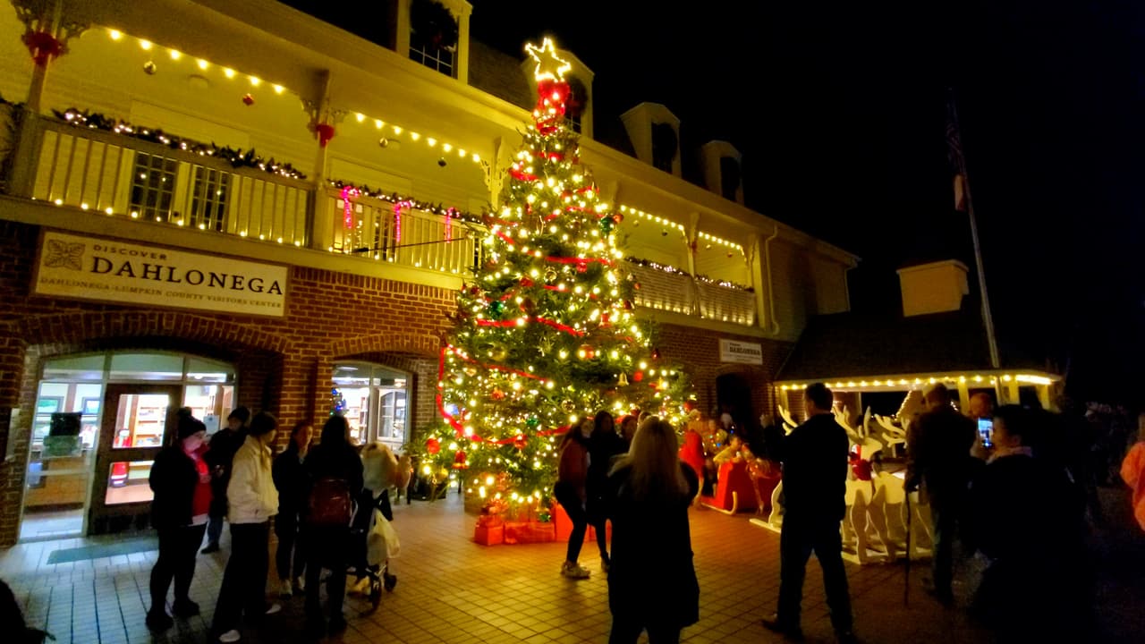 Un árbol de Navidad frente al Centro de Visitantes es una parada obligada para una postal.