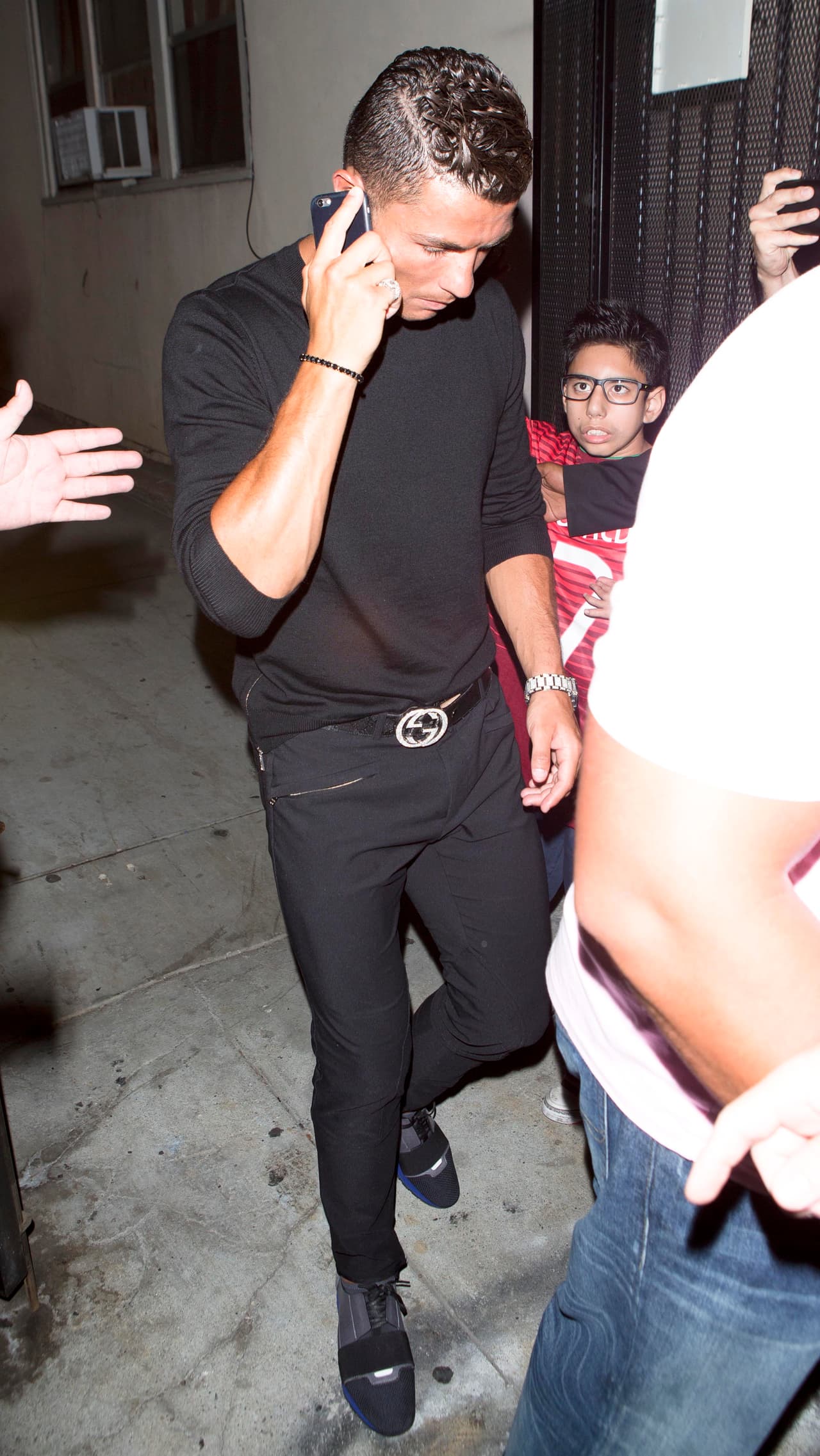 Ignorando a todos los que estaban pidiéndole fotos, para variar.