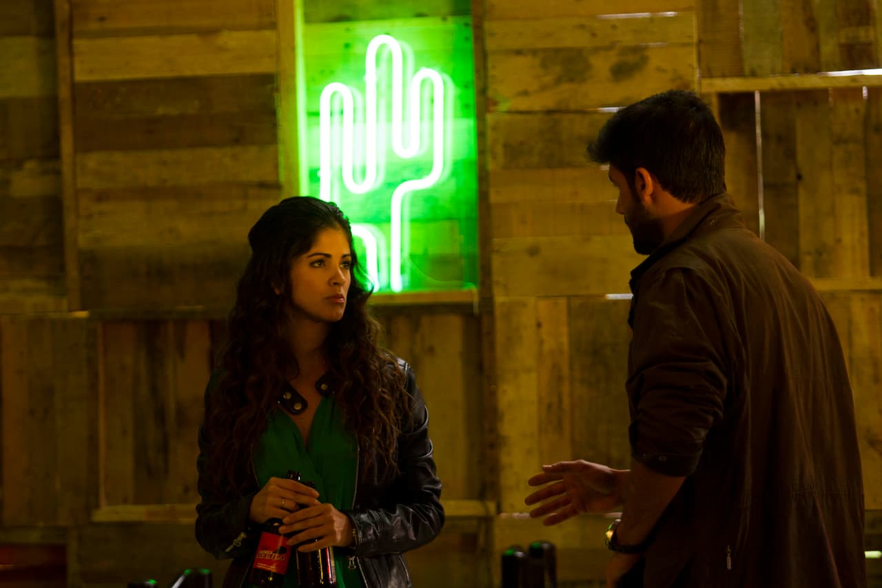 En
<b><a href="http://www.univision.com/series/la-piloto">'La piloto'</a></b>,
<b><a href="http://www.univision.com/series/la-piloto/juan-eduardo-colucho-es-dave">Dave</a></b> llegó al bar 'Cielito lindo' en busca de los Lucio. Sin embargo, Cindy guardó silencio y no delató a sus jefes ni le dio información sobre
<b><a href="http://www.univision.com/series/la-piloto/livia-brito-es-yolanda-en-la-piloto">Yolanda</a></b>,
<b><a href="http://www.univision.com/series/la-piloto/maria-fernanda-yepes-es-zulima-la-bruja">Zulima</a></b>,
<b><a href="http://www.univision.com/series/la-piloto/natasha-dominguez-es-amanda-cuadrado-en-la-piloto">Amanda</a></b>,
<b><a href="http://www.univision.com/series/la-piloto/macarena-agacha-es-olivia-nieves-en-la-piloto">Olivia</a></b> y
<b><a href="http://www.univision.com/series/la-piloto/veronica-montes-es-lizbeth-alvarez">Lizbeth</a></b>.