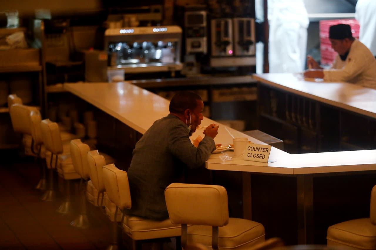 Un hombre cena en el mostrador del Oyster Bar como la ciudad de Nueva York.