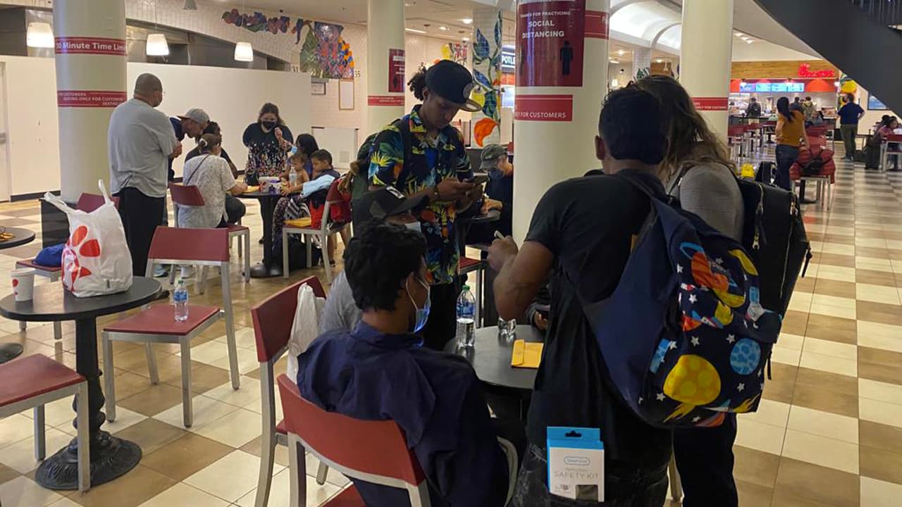 Seis autobuses con indocumentados han llegado a Washington desde Texas por orden de Greg Abbott