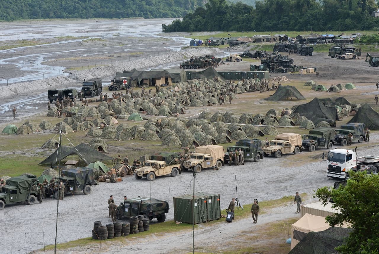 <b>2015-2016, las islas de la disputa. </b>La relación bilateral se ha visto afectada por la actividad militar de China en las islas del mar del Sur, en un territorio cuya soberanía está en disputa y que se supone que tiene grandes riquezas de hidrocarburos. EEUU pide a China que detenga sus esfuerzos y afirma que Pekín está colocando equipo militar y multiplicando pistas de aterrizaje en una cadena de islas artificiales. Los chinos dicen que las construcciones tienen principalmente fines civiles.