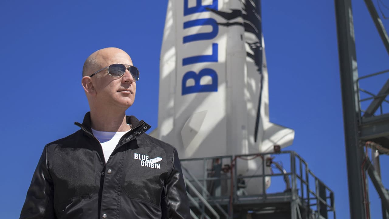 Por otro lado, Jeff Bezos
<a href="https://www.univision.com/noticias/estados-unidos/jeff-bezos-viaja-al-espacio-amazon-nave-new-shepard-blue-origin" target="_blank">realizó su primer viaje el 20 de julio</a> acompañado por su hermano,
<b>Mark Bezos</b>;
<b>Mary Wallace Funk</b>, una mujer de 82 años conocida como Wally que fue una pionera en la formación de astronautas pero nunca había salido al espacio, y
<b>Oliver Daemen, de 18 años, la persona más joven en viajar al espacio.</b>