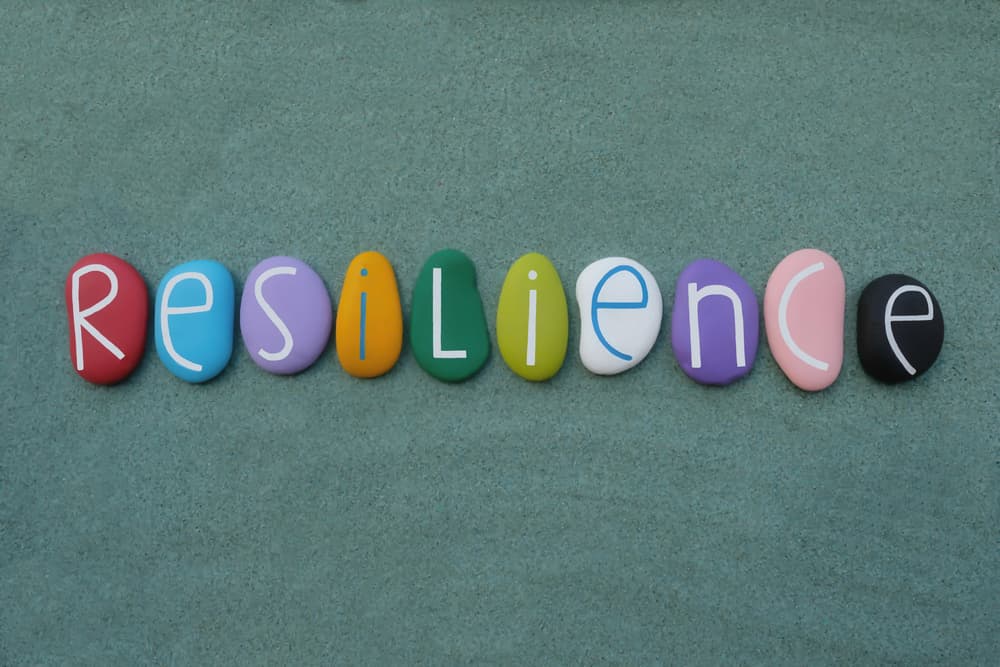 Resiliencia se llama la capacidad que tenemos de reconocer un problema, obstáculo o adversidad, enfrentarla, superarla y aprender de ello. Somos capaces de luchar ante todo y de transformar todo en experiencia.