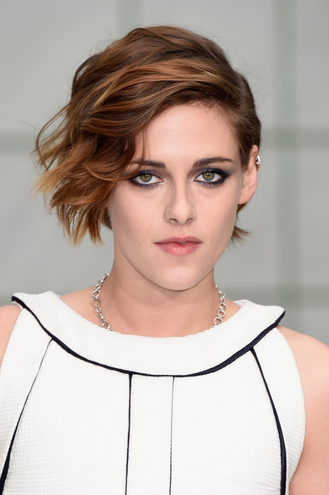 Para darle profundidad a tus ojos puedes recurrir a las sombras, tal como lo hace Kristen Stewart.