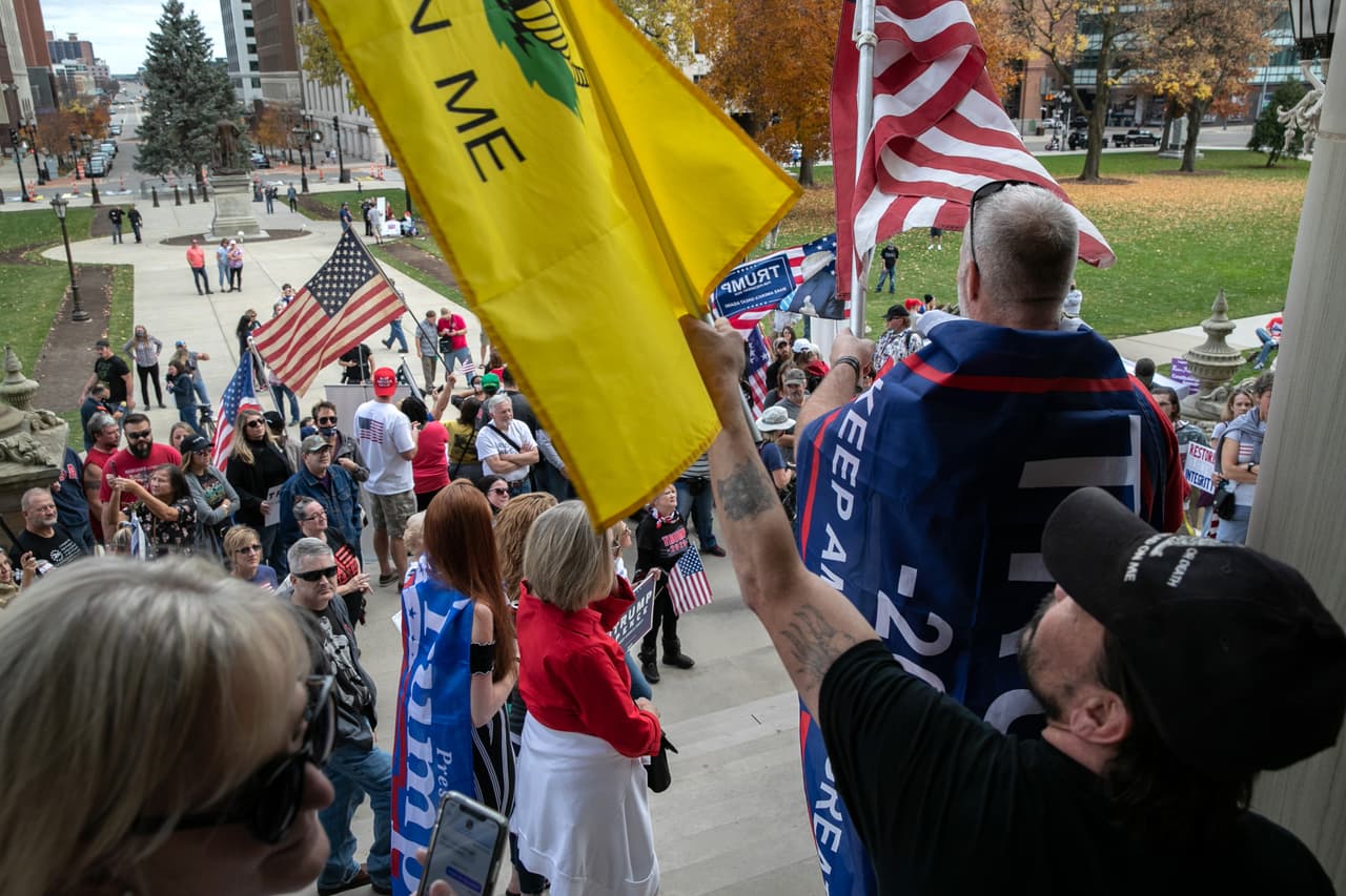 Los partidarios de Trump se manifiestan en el capitolio del estado de Michigan el 8 de noviembre, un día después de que Joe Biden fuera declarado presidente electo de los Estados Unidos.