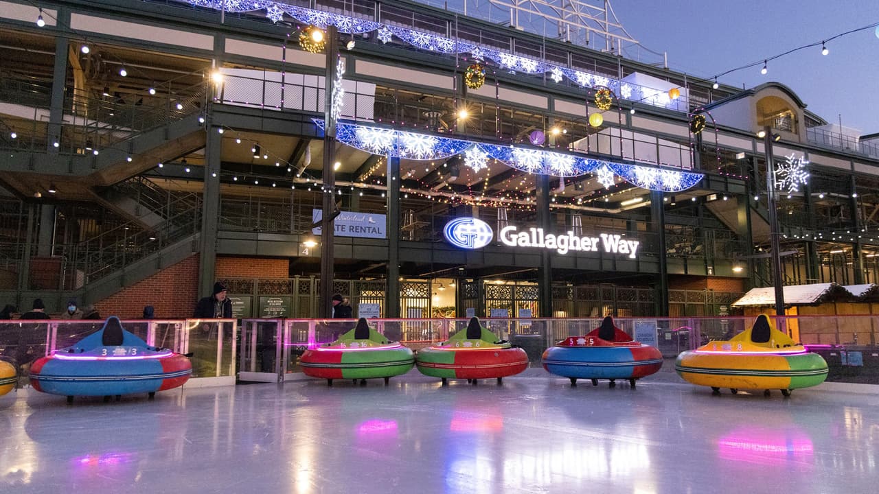 <h3 class="cms-H3-H3"><b>Carritos chocones sobre hielo en Wrigley Field</b></h3>
<br>La pista de hielo de Gallagher Way da la oportunidad de divertirse en carritos chocones sobre hielo. La pista opera todos los días en diferentes horarios. Los costos son de $15 por 10 minutos. Si deseas conocer los horarios puedes visitar 
<a href="https://www.facebook.com/events/395811348661488/395811388661484/" target="_blank">este evento</a>.