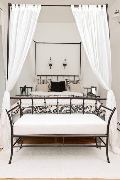 Como en el desierto. Utiliza un baldaquín para crear la ilusión de un techo más alto y llevar la atención hacia allí. Una simple tela ligeramente drapeada sobre dos barras de cortina articuladas, colocadas justo debajo del toldo, hace que la habitación sea acogedora pero con un acabado elegante.