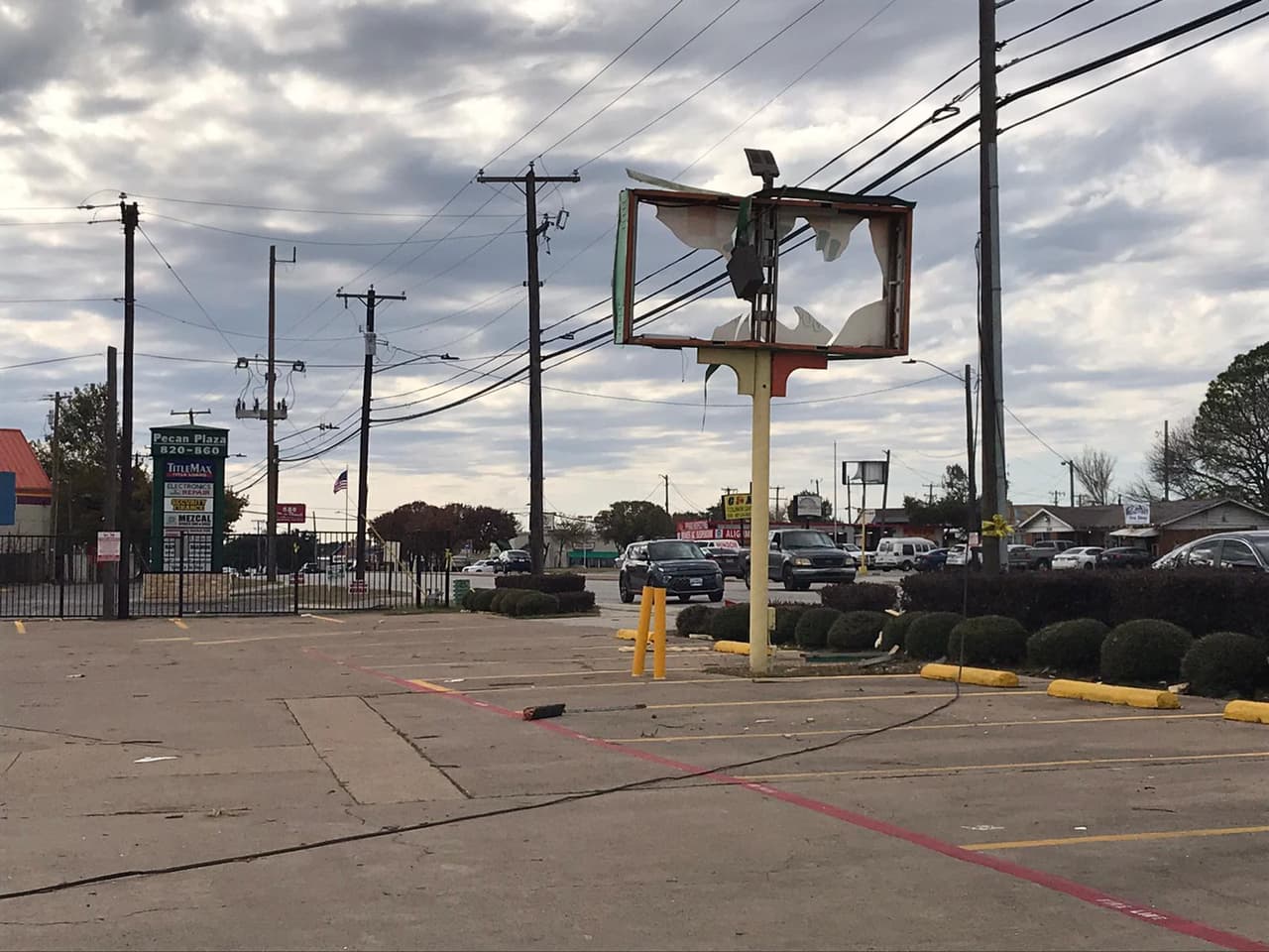 Noticias 23 regresó a la ciudad de Arlington para ver cómo avanzan las labores de limpieza en el área afectada por el tornado del pasado martes por la noche. 
<br>