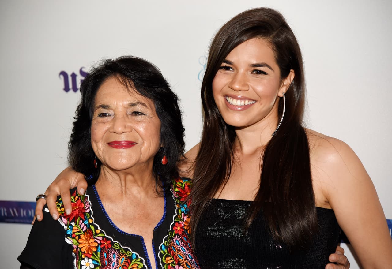 La edad no ha sido una limitante para que Dolores Huerta, con ya 86 años, siga apoyando los derechos civiles. En la foto, posa junto a la actriz América Ferrera, en los premios anuales 
<i>Global Women's Rights</i> de 2016.