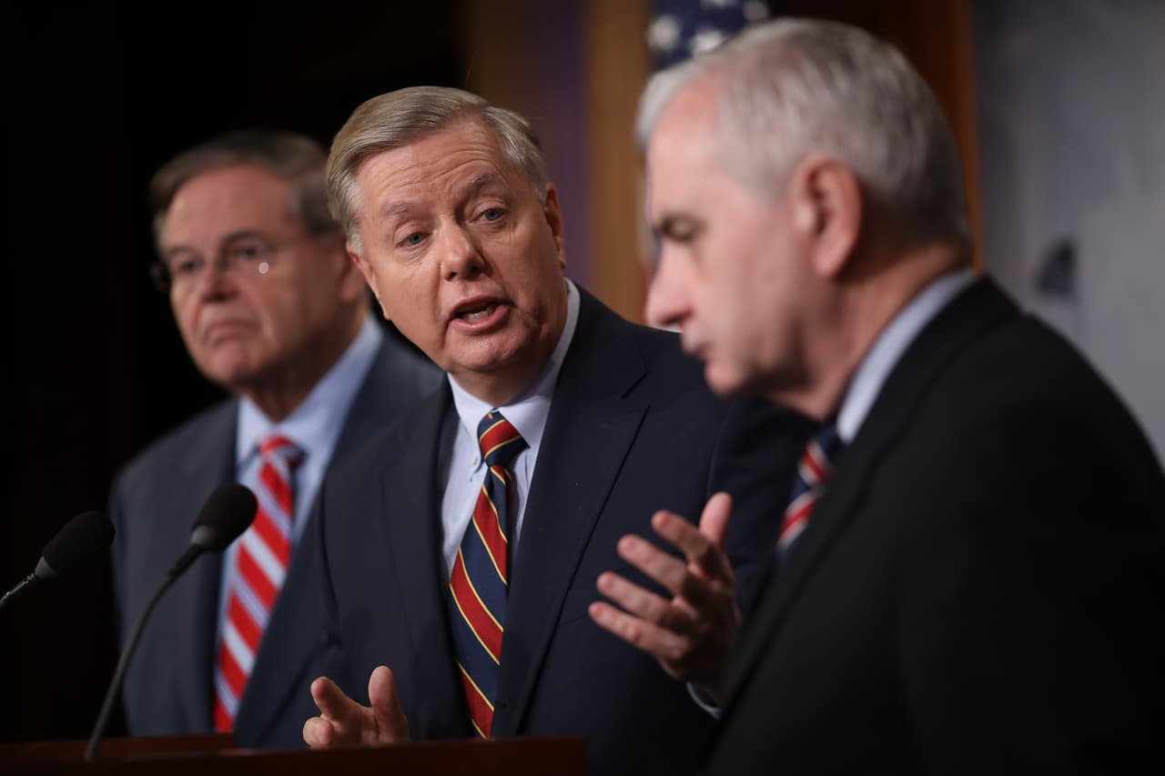 Demócratas y republicanos del Senado bloquean la venta de armas a Arabia Saudita ordenada "bajo emergencia" por Trump