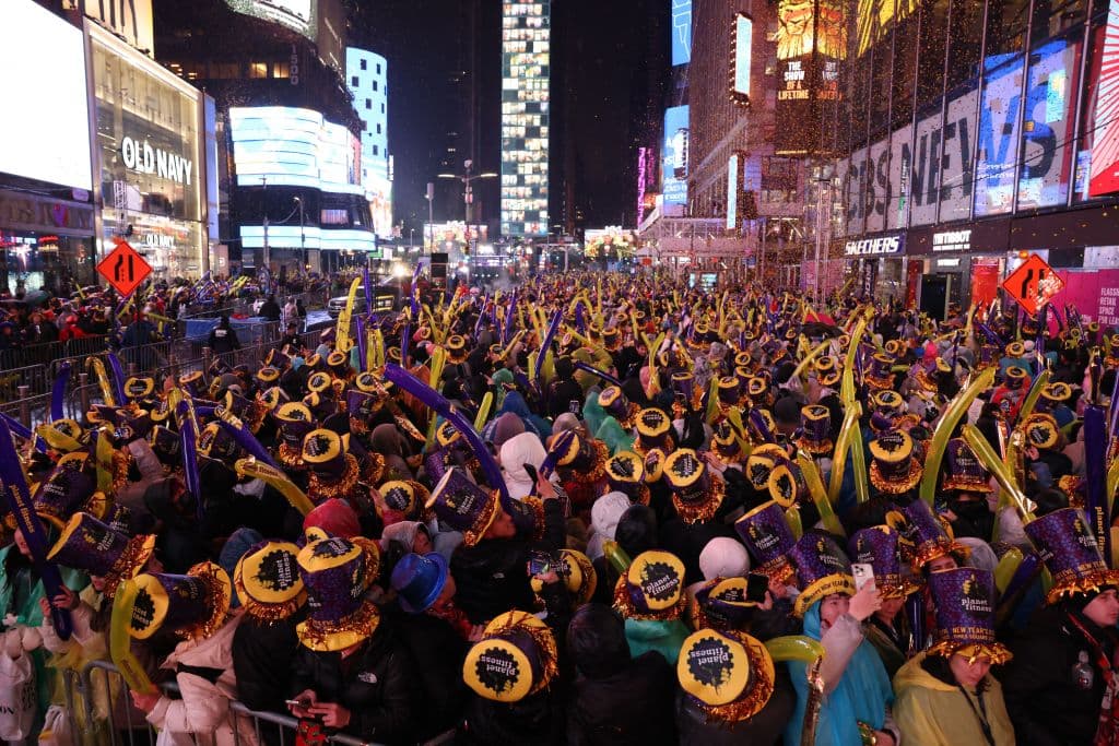 Como todos los fines de año, miles de personas se concentraron en Times Square, en Nueva York, para presenciar la caída de la bola con la que se marca el inicio del nuevo año.