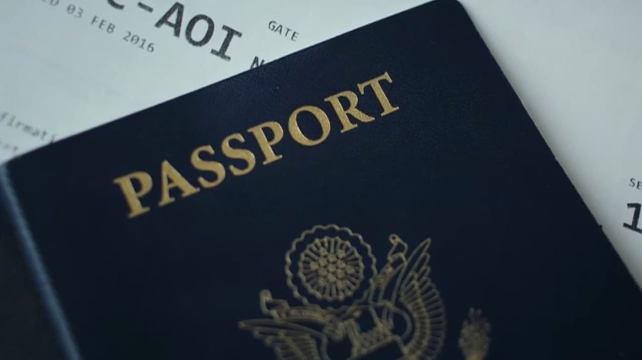 “Tengo que traer mi pasaporte para sentirme segura”: Ciudadanos cargan documentos por miedo a redadas migratorias