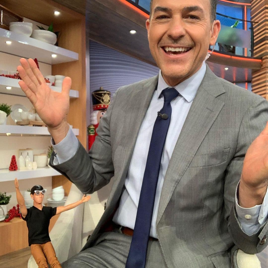 Carlitos Calderón estuvo muy bien acompañado de alguien. ¿Cómo, no lo alcanzas a apreciar en esta foto?