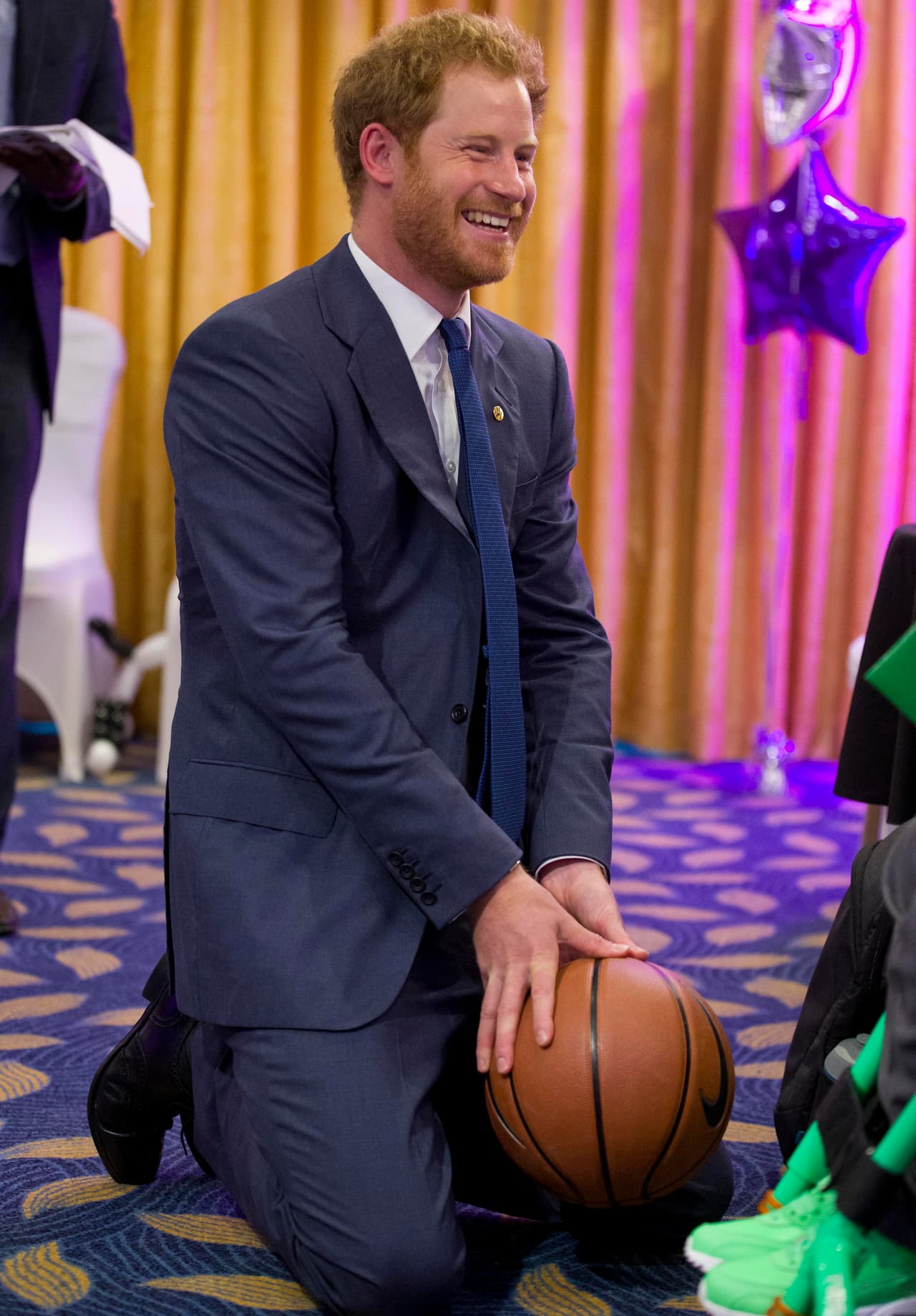 Recibiendo un balón de un pequeñín.