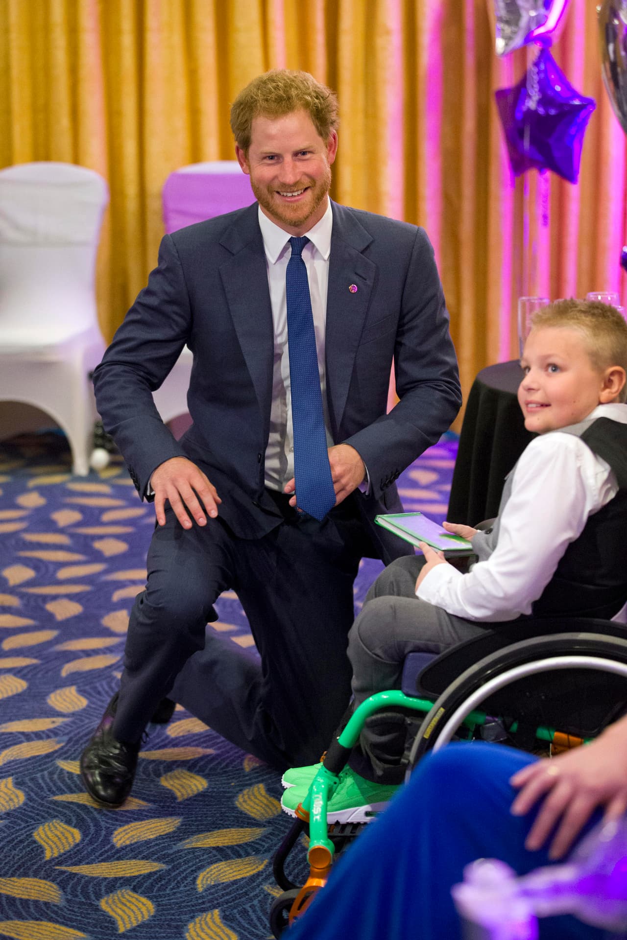 El hijo de Lady Di convivió feliz con niños enfermos en los WellChild Awards en Londres.