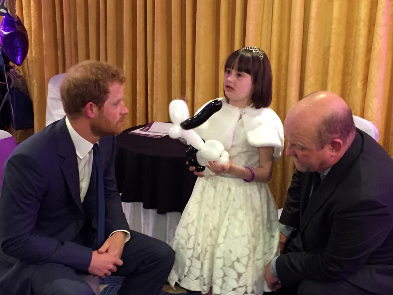 El hijo de Lady Di convivió feliz con niños enfermos en los WellChild Awards en Londres.