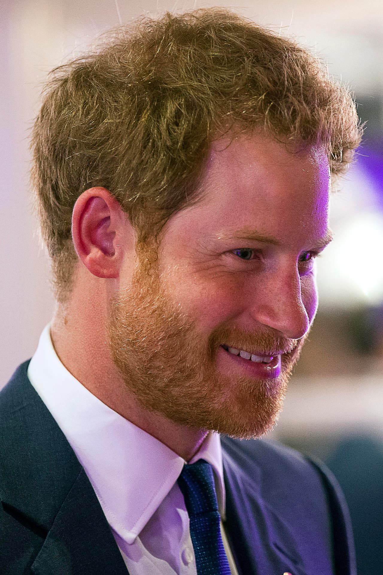 Todavía luce su barba y bigote.