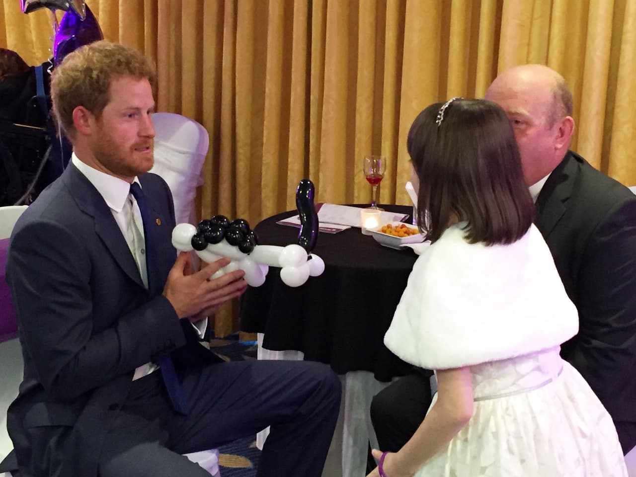El hijo de Lady Di convivió feliz con niños enfermos en los WellChild Awards en Londres.