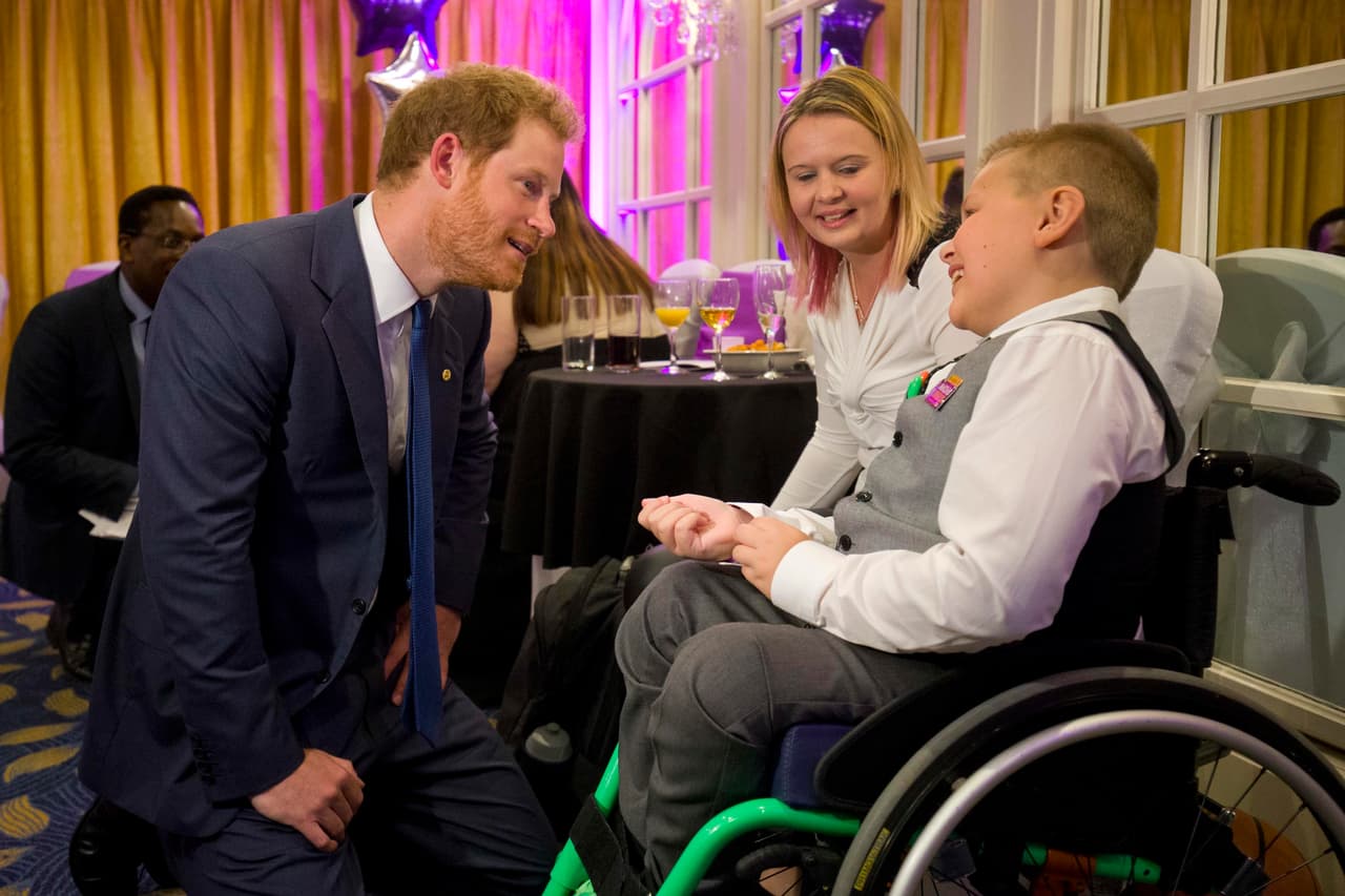 El Príncipe Harry sigue con sus labores nobles.