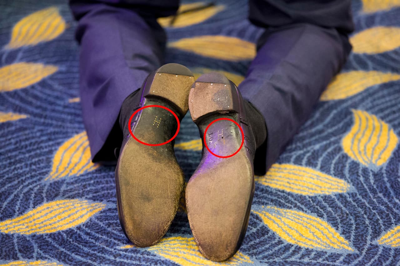 Es su inicial, "H", inscrita ahí.