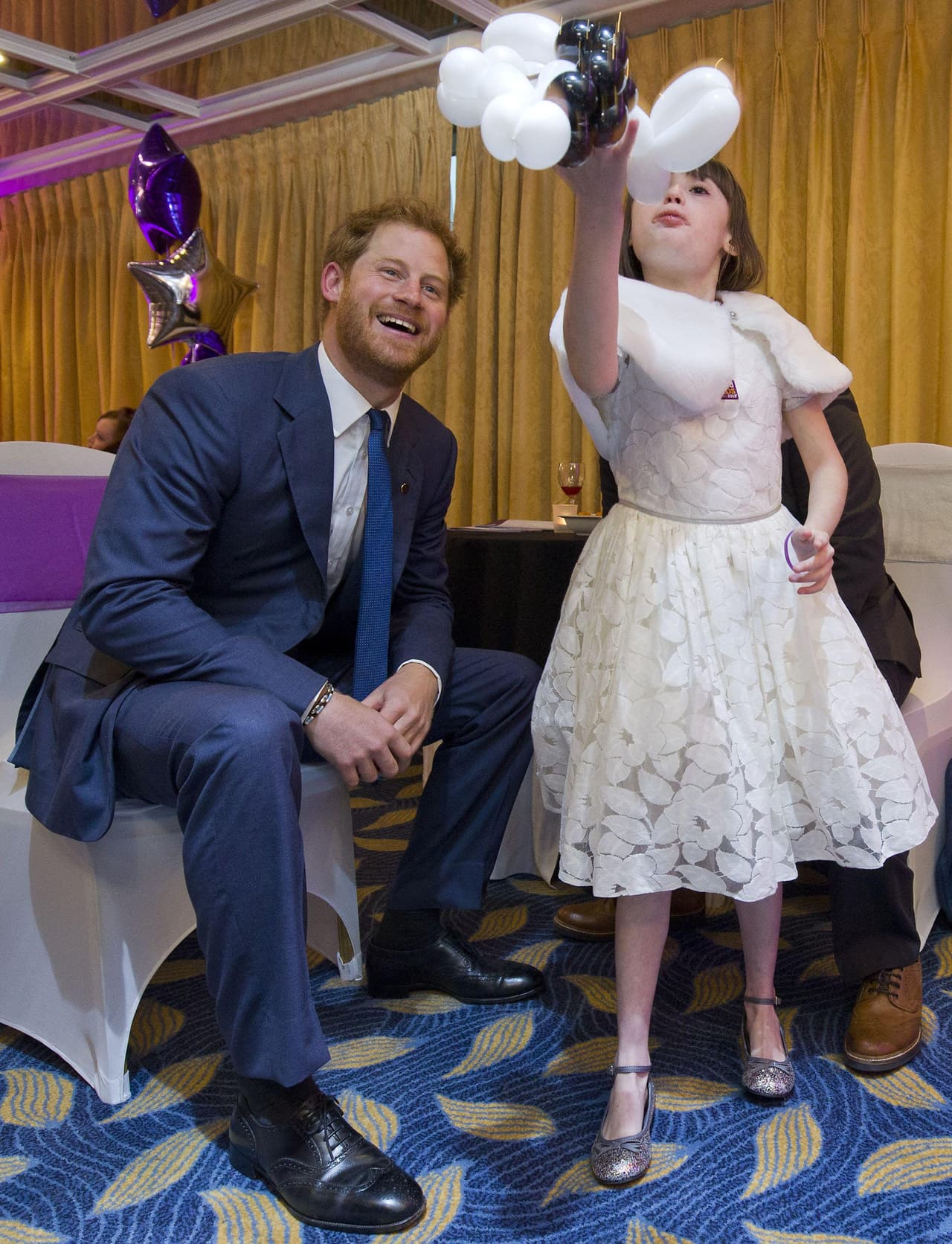 El hijo de Lady Di convivió feliz con niños enfermos en los WellChild Awards en Londres.