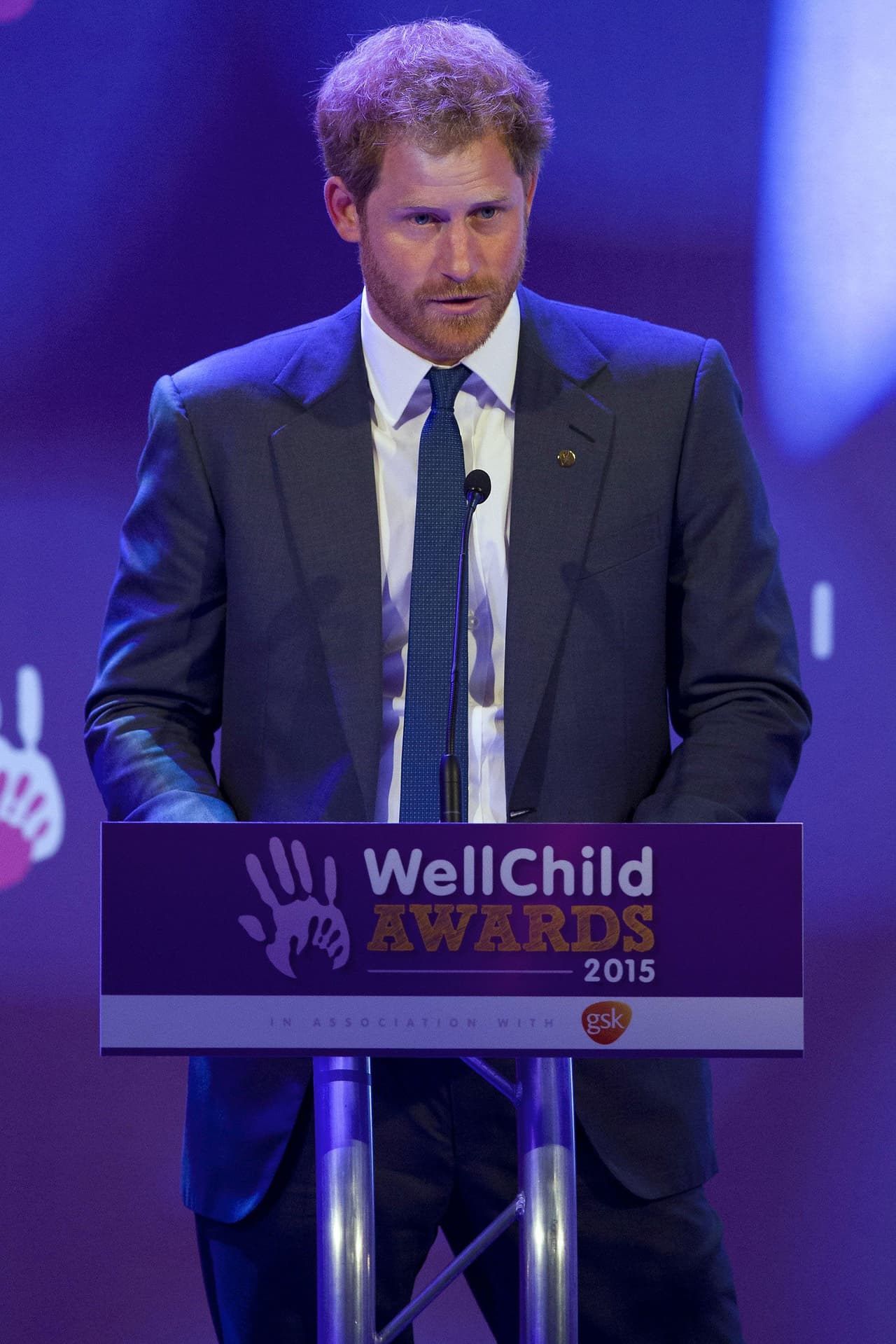 El hijo de Lady Di convivió feliz con niños enfermos en los WellChild Awards en Londres.