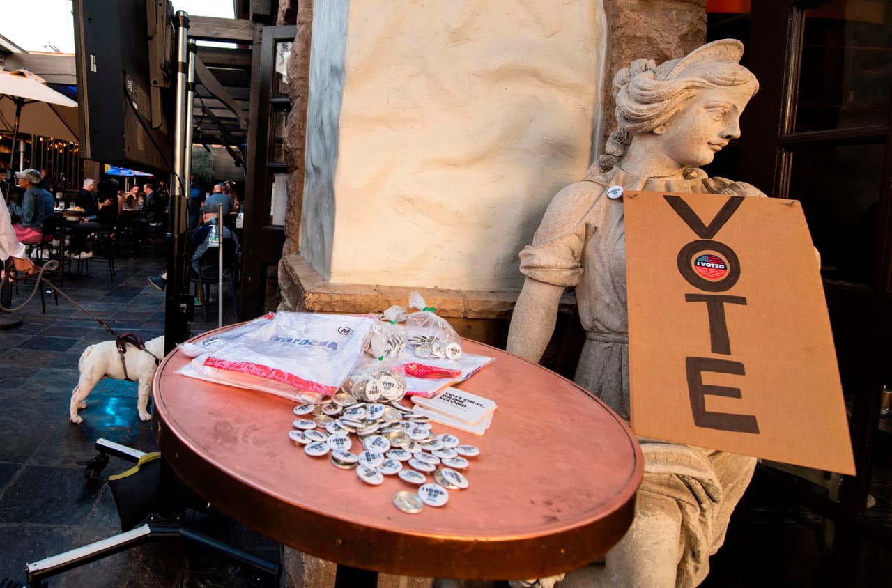 Por otra parte, en otros puntos de la ciudad, los angelinos se reunieron como pudieron, en restaurantes y bares al aire libre, para esperar los resultados de las elecciones en medio de la pandemia.