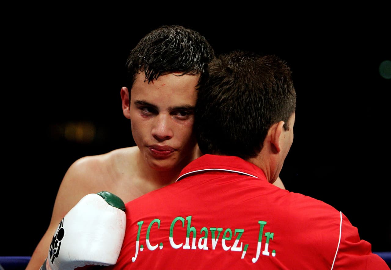 En el 2012 fue arrestado en Los Ángeles por conducir en estado de ebriedad. Freddie Roach, el hombre detrás del éxito de Pacquiao, lo entrenó y lo calificó como el boxeador más indisciplinado que ha tenido. 
<br>