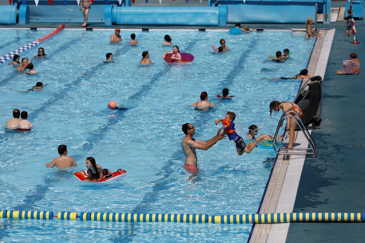 La barrera debe consistir en una cerca infranqueable de 5 pies de alto con puertas que se cierran y traban automáticamente.