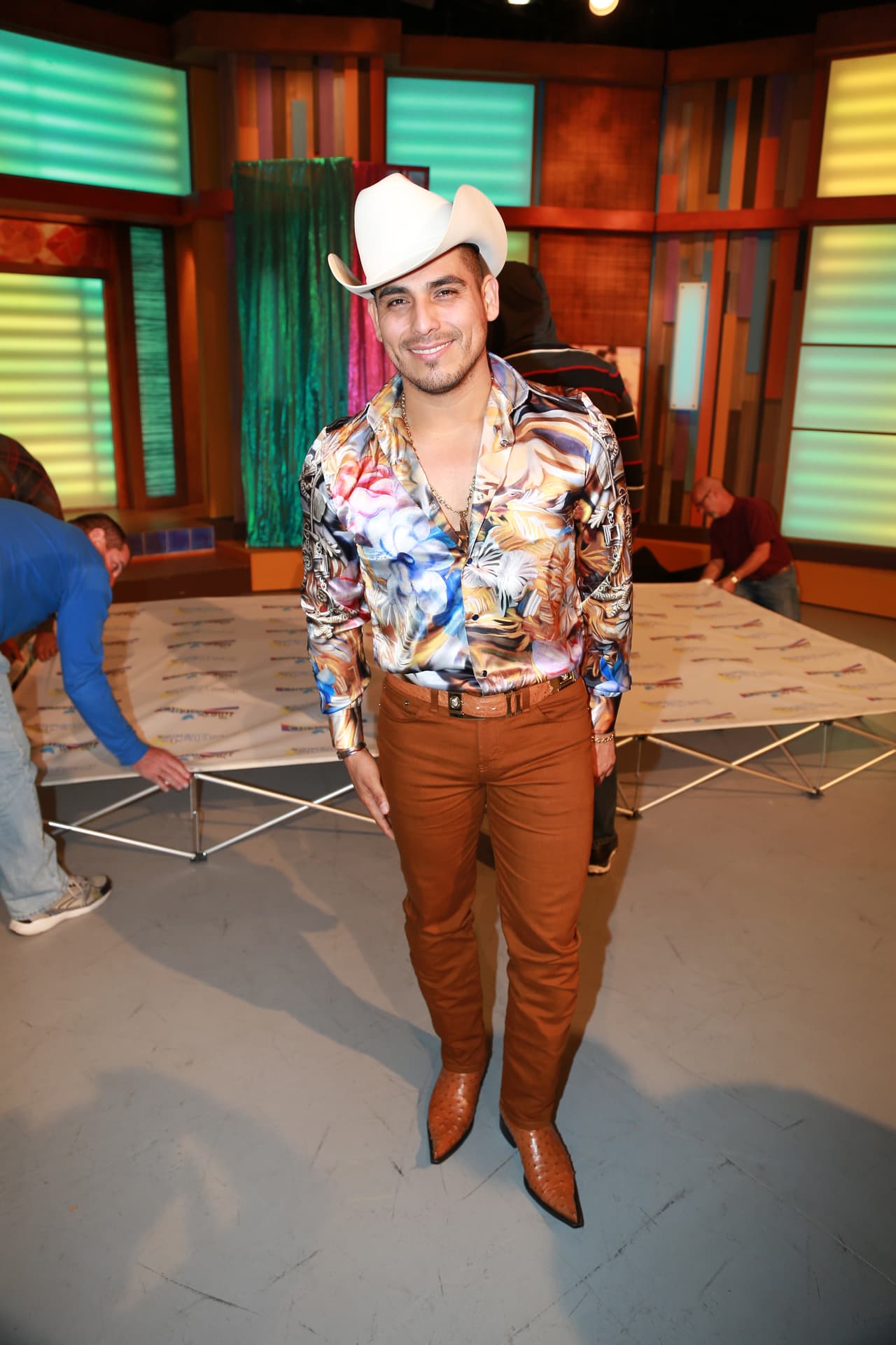 <b><a href="http://www.univision.com/temas/espinoza-paz">Espinoza</a></b> se ha caracterizado por usar camisas con estampados llenos de color y una texana que queda a la perfección con esas folkóricas prendas.
