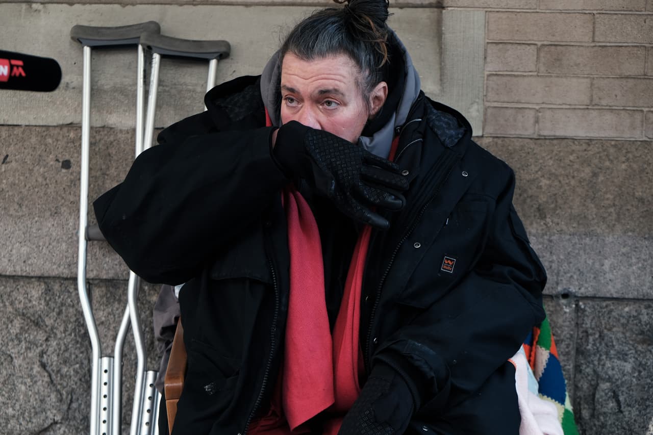 Luego de que el pasado sábado 12, el sospechoso hiriera a un indigente y asesinara a otro en la ciudad de Nueva York, las autoridades comenzaron a tomar medidas. Han pedido a otros indigentes que acudan a refugios a dormir. Así se protegen mientras logran capturar al asesino.