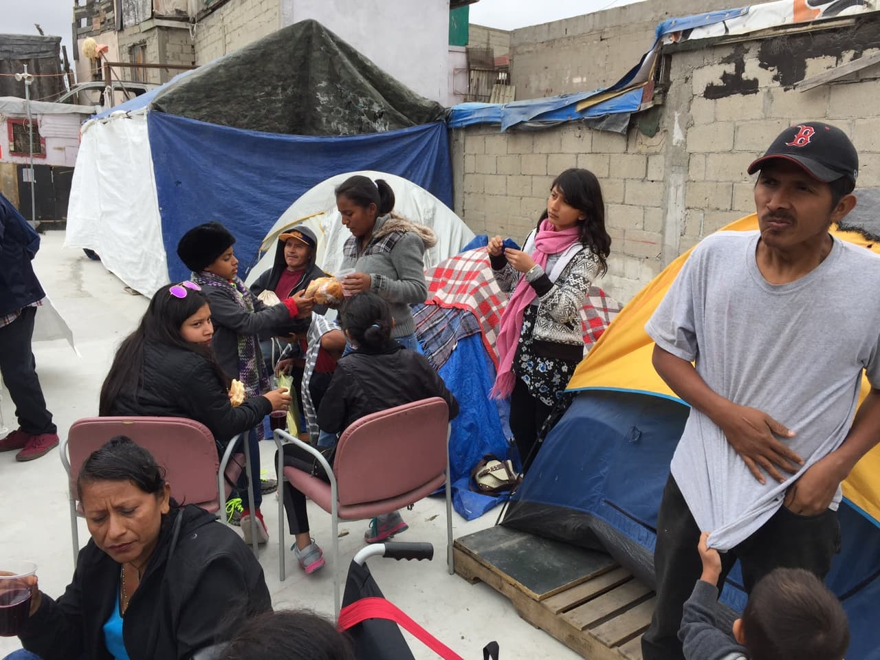 Decenas de inmigrantes planean solicitar asilo político en San Diego este domingo