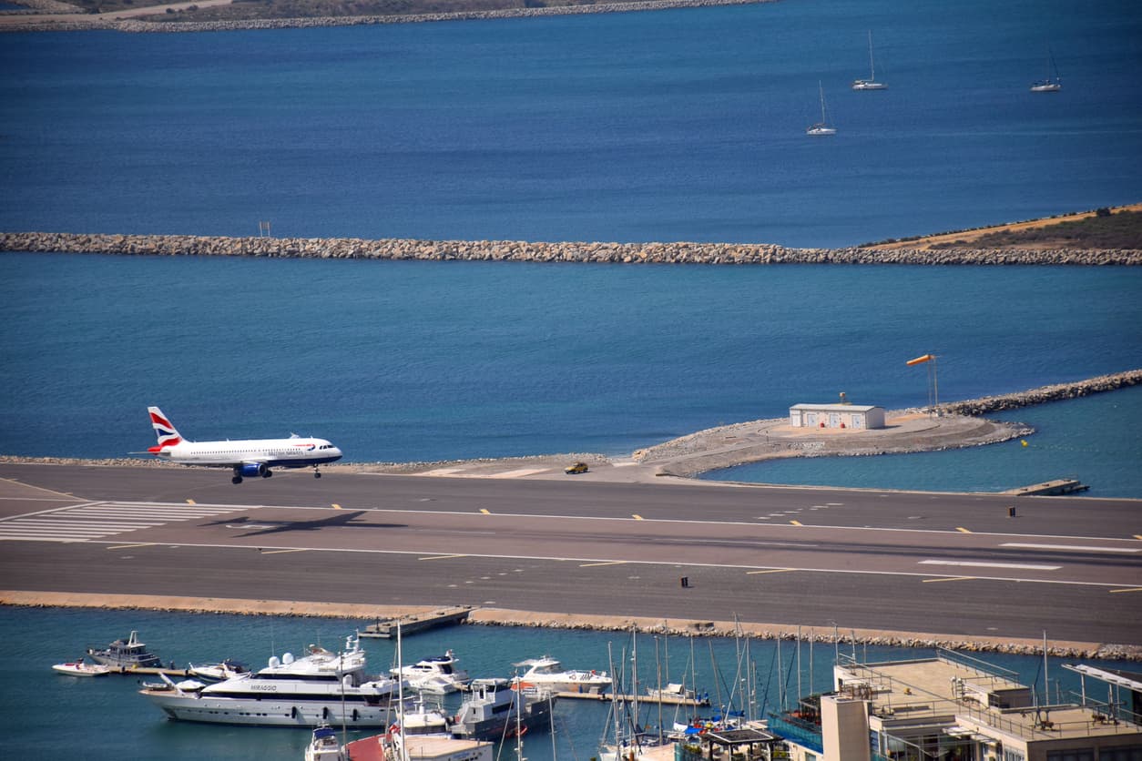<h3 class="cms-H3-H3">Aeropuerto Internacional de Gibraltar (GIB), Gibraltar</h3>
<br>
<br>Lo que hace de este uno de los aeropuertos más peligrosos del mundo es el hecho de que la pista del aeropuerto pasa por la avenida Winston Churchill, la vía más transitada de la isla que conduce a la frontera española. 
<br>
<br>Los vehículos tienen que detenerse cada vez que un avión despega. Por lo tanto, existen barreras y señales para controlar el movimiento de los vehículos en esa vía.
<br>