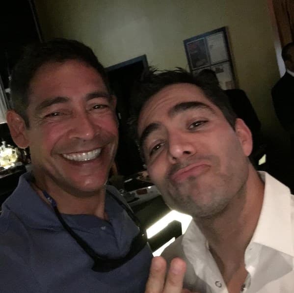 Johnny Lozada: "#migente comparto esta foto de mi Amigo Omar Chaparro de la noche de ayer cuando tuve el placer de ver en primicia su nueva película" (Julio 20, 2016)