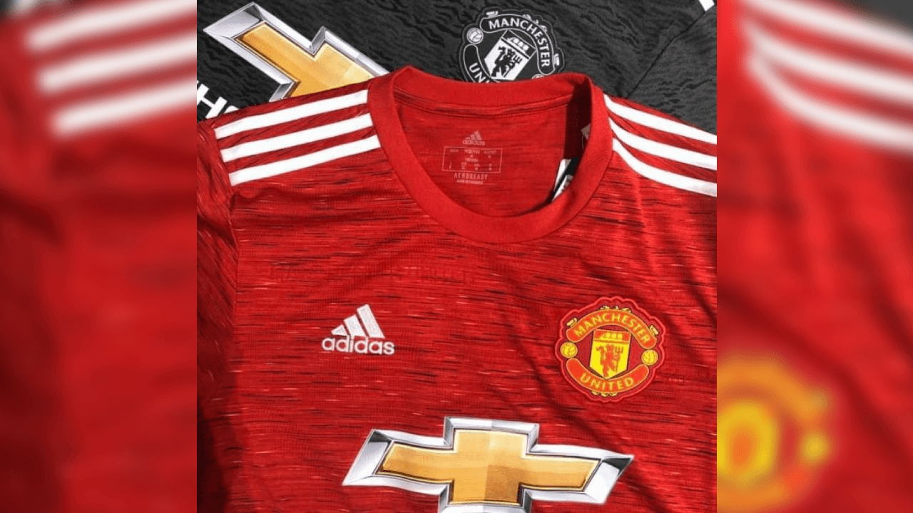 La playera del Manchester United luce fiel a su estilo y presenta una ligera combinación en dos tonalidades rojas.