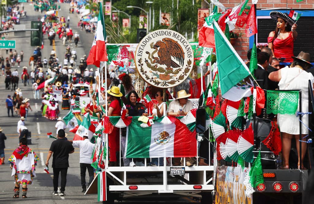 La bandera mexicana y sus colores transformaron el panorama en el este de Los Ángeles, donde las calles se llenaron de alegría y celebración.