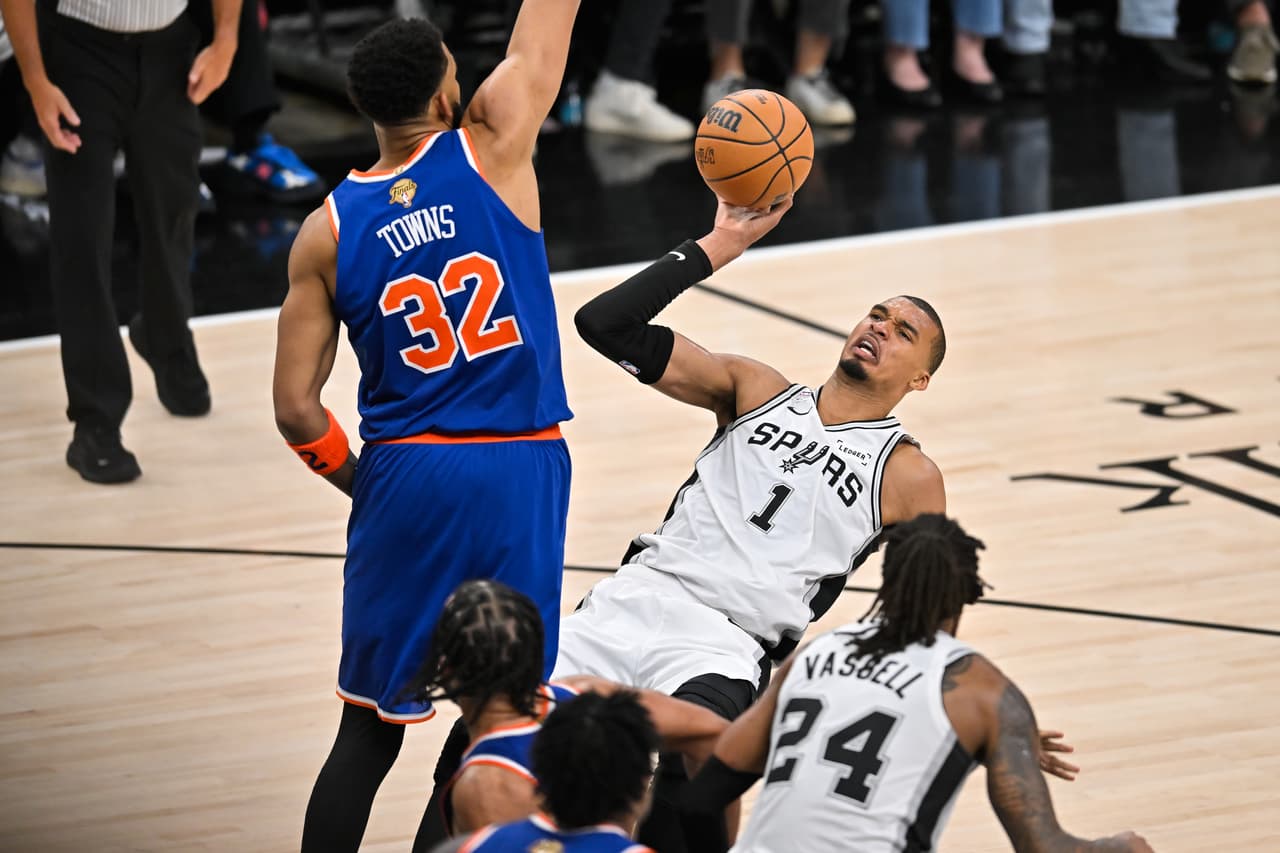 El alero de los San Antonio Spurs, Victor Wembanyama (1), recibe una falta del pívot de los New York Knicks, Karl-Anthony Towns (32), durante la segunda mitad del quinto partido de las Finales de la NBA.
